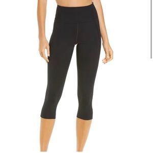 Girlfriend Collective High Waist Capri Leggings Small